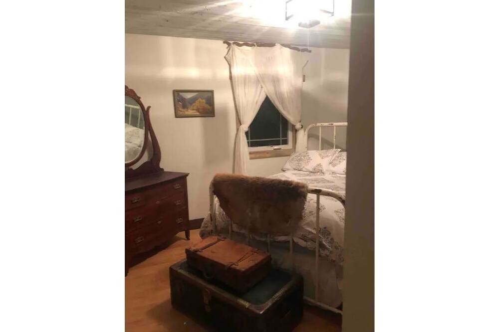 Photo of Bedroom in Simms