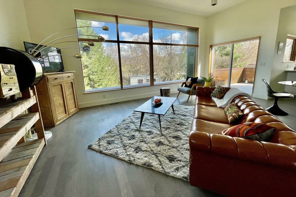 Photo of Livingroom in Riverfront