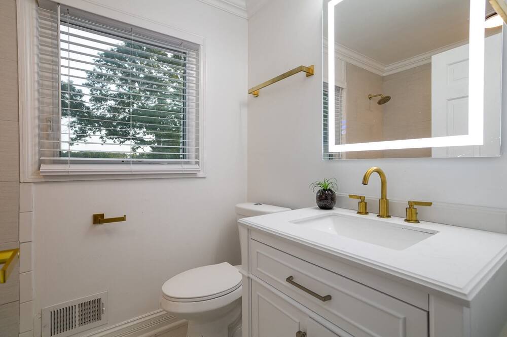 Photo of Bathroom in Huntcliff