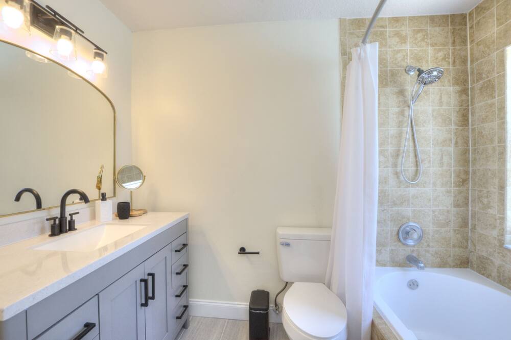 Photo of Bathroom in Bridgewater Crossing