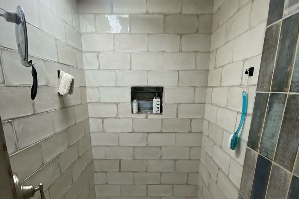 Photo of Bathroom in Lakeland Park