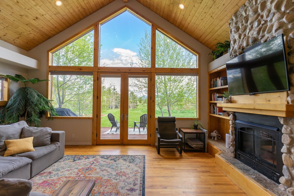 Photo of Livingroom in Leigh Creek Estates