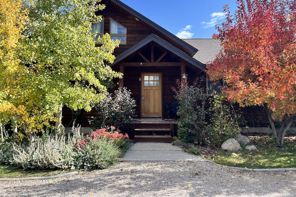 Photo of Outdoor in Leigh Creek Estates