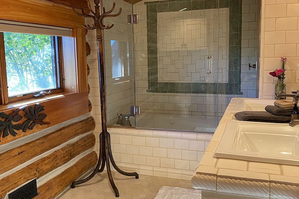 Photo of Bathroom in Boyd