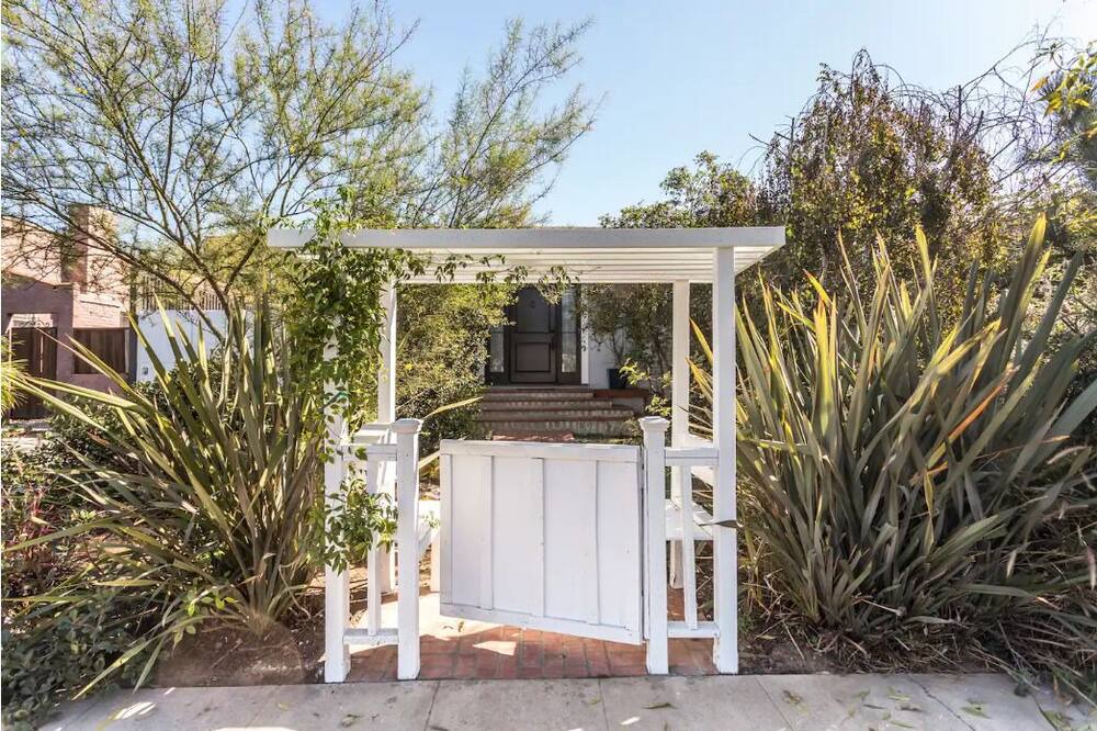 Photo of Outdoor in Mid-Wilshire