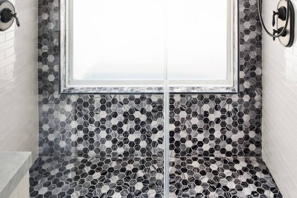 Photo of Bathroom in Mid-Wilshire