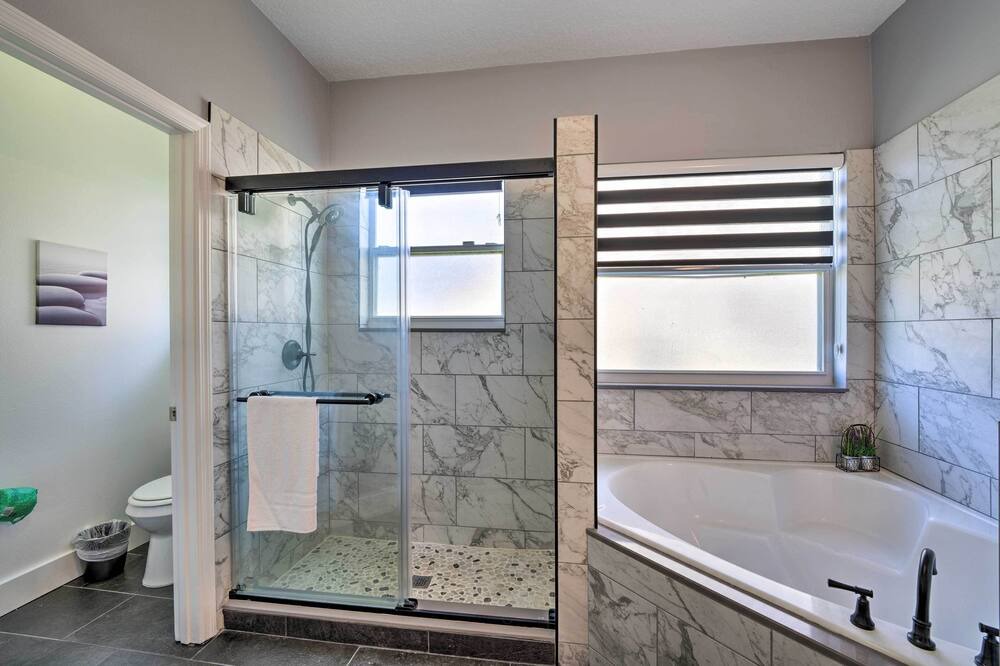 Photo of Bathroom in Crescent Lakes