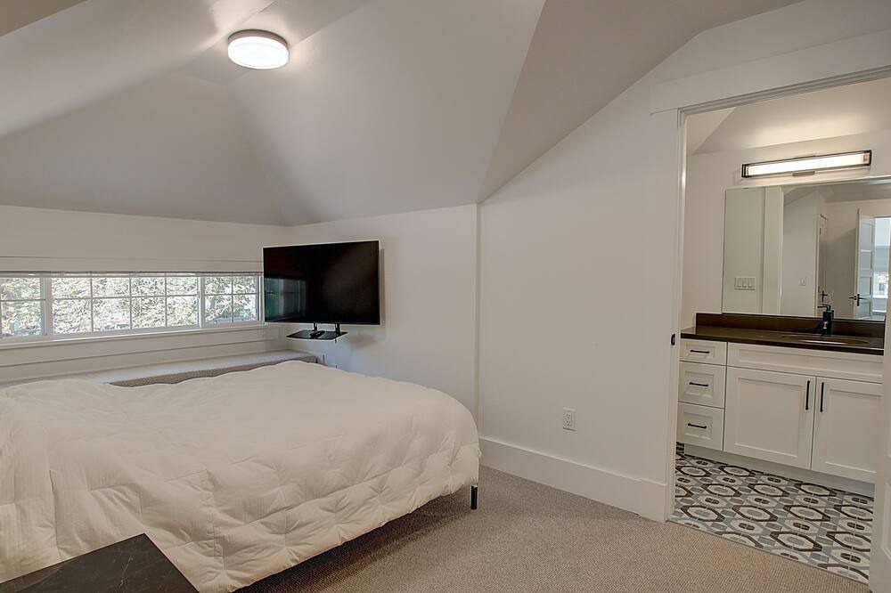 Photo of Bedroom in University District