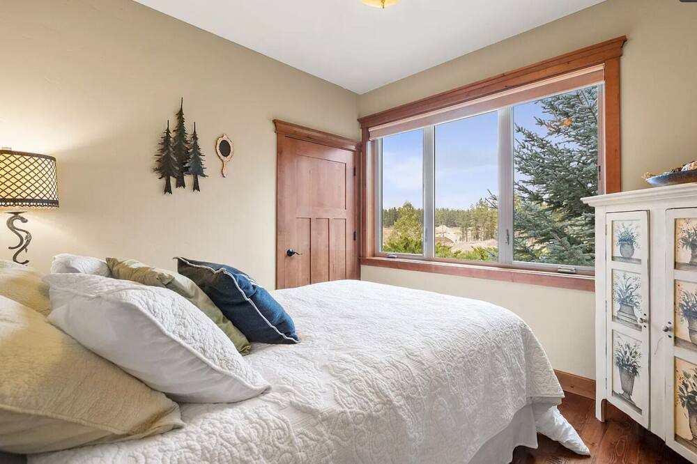 Photo of Bedroom in Lincoln County