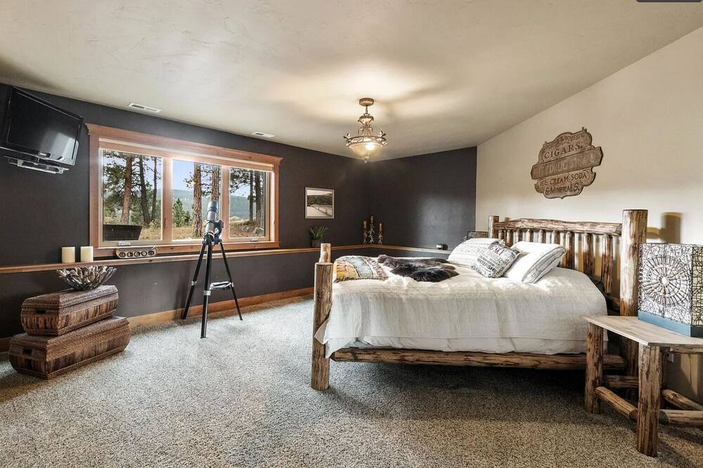 Photo of Bedroom in Lincoln County