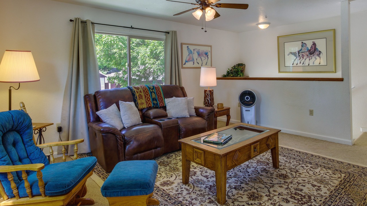 Photo of Livingroom in Central - Terry