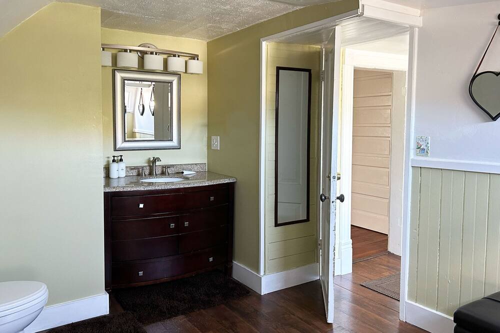 Photo of Bathroom in Riverfront