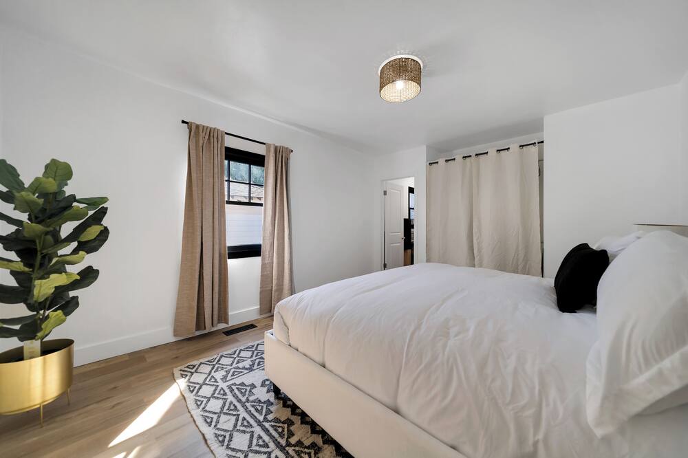 Photo of Bedroom in Beverly Grove