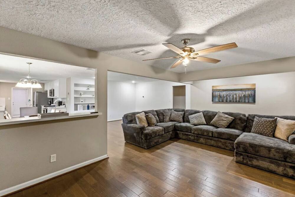 Photo of Livingroom in League City
