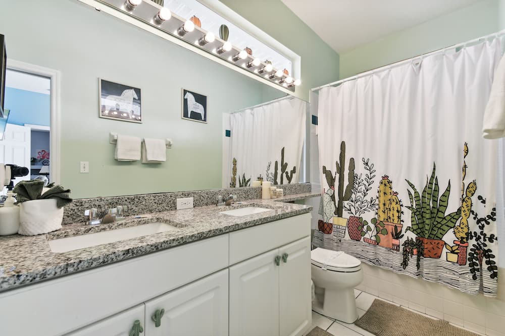 Photo of Bathroom in Sunset Lakes