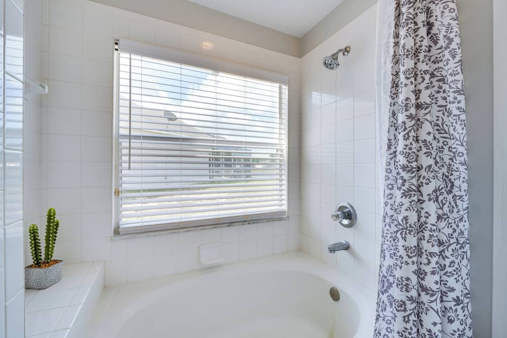 Photo of Bathroom in Bridgewater Crossing