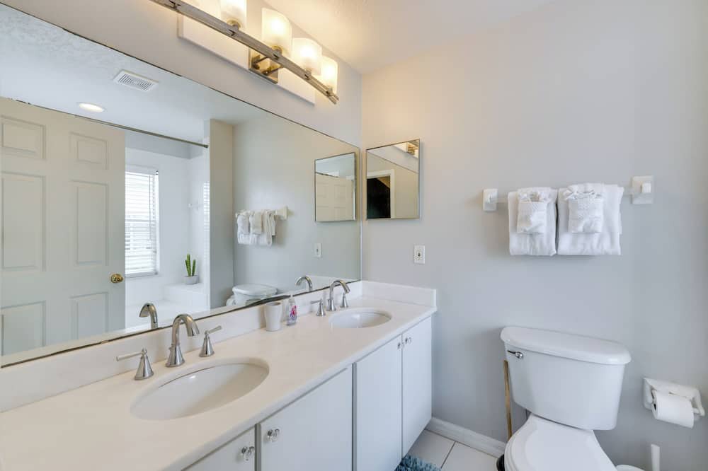 Photo of Bathroom in Bridgewater Crossing