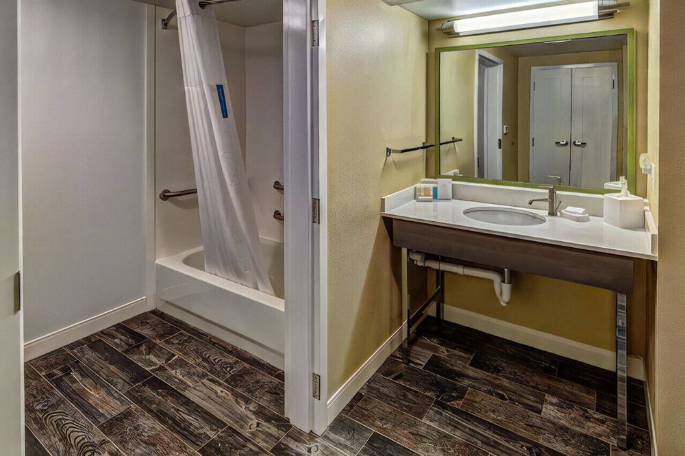Photo of Bathroom in Wolfchase
