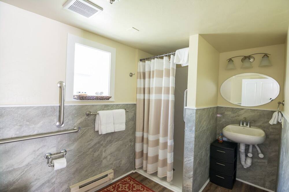Photo of Bathroom in Gardiner