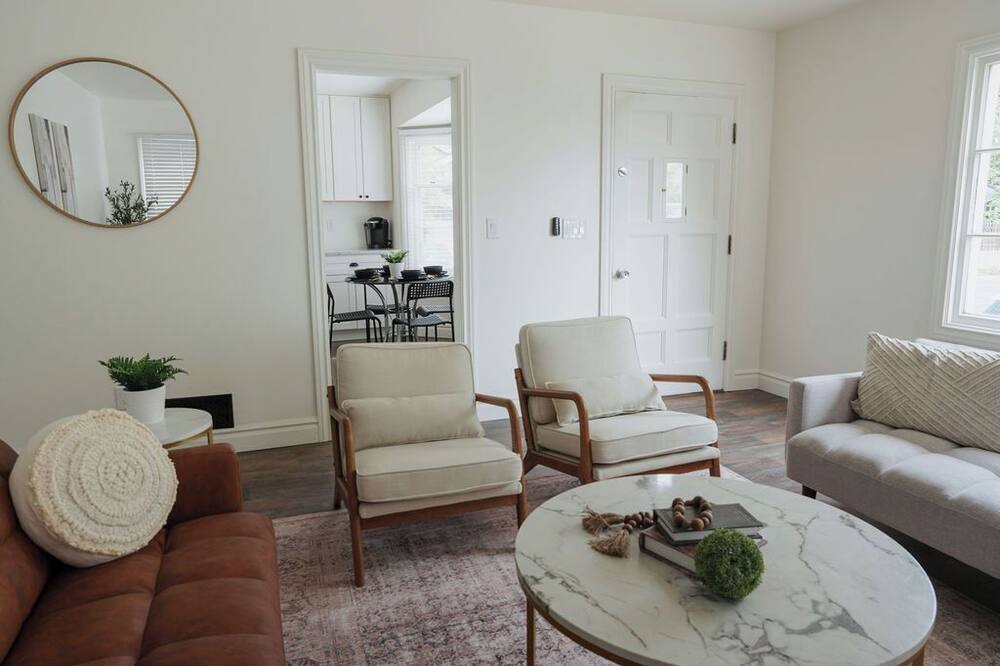 Photo of Livingroom in Yalecrest