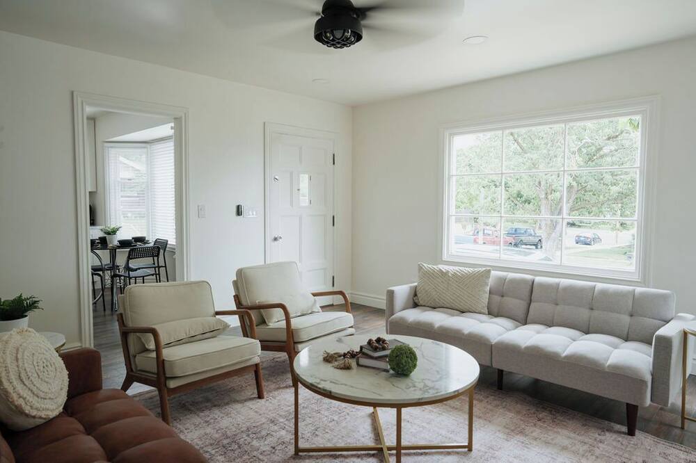 Photo of Livingroom in Yalecrest