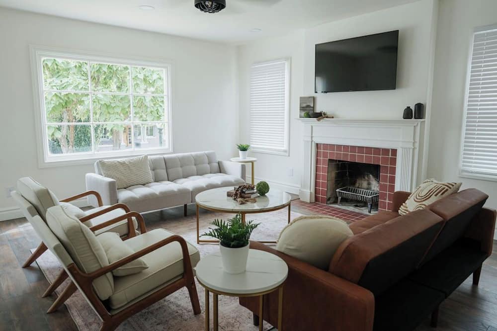 Photo of Livingroom in Yalecrest