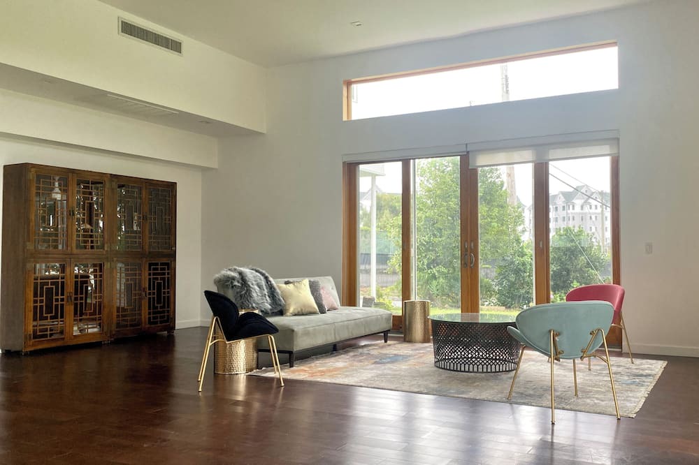 Photo of Livingroom in New Rochelle