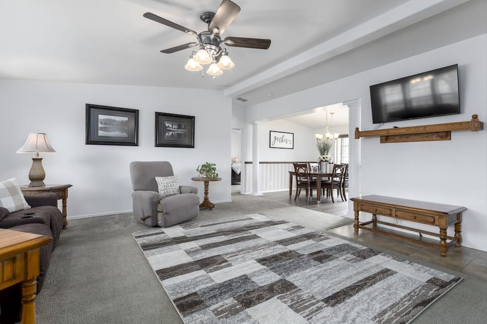 Photo of Livingroom in Maeser