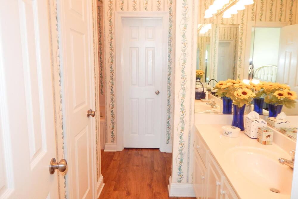 Photo of Bathroom in Audubon Place