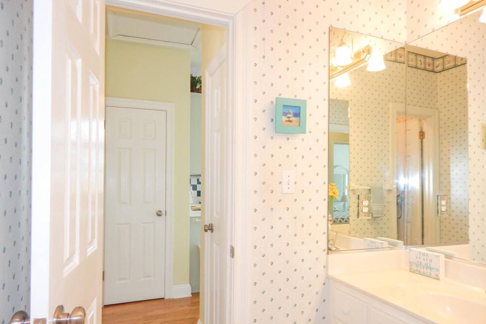 Photo of Bathroom in Audubon Place