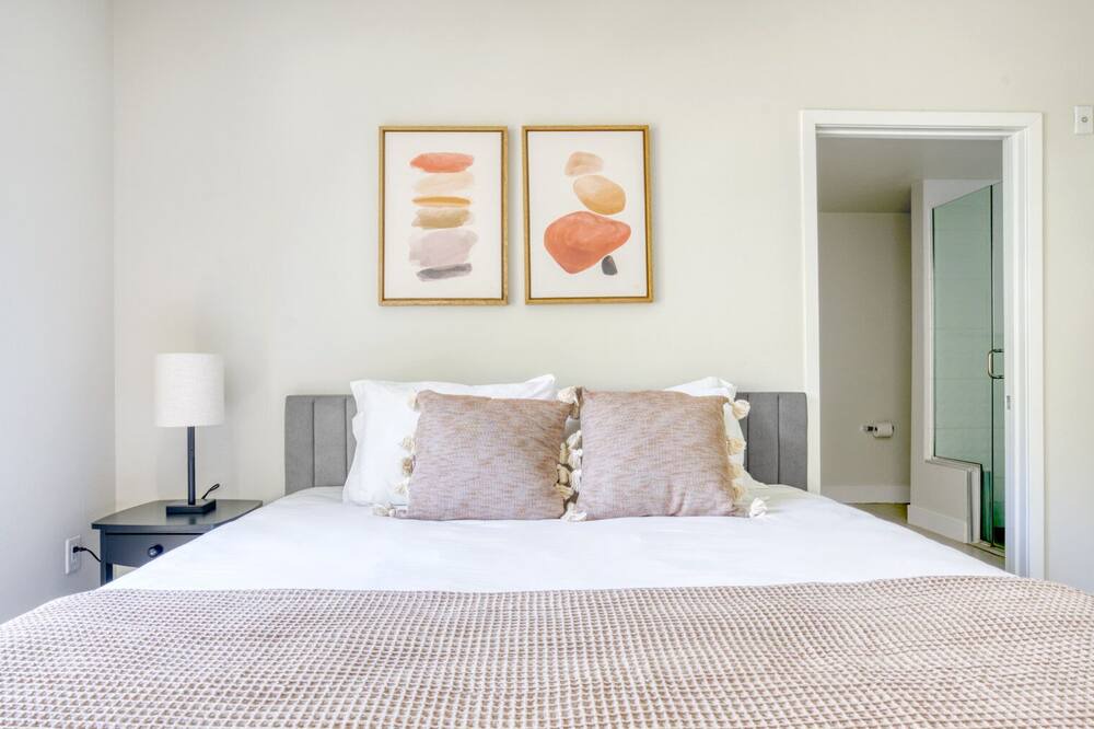 Photo of Bedroom in NoHo Arts District