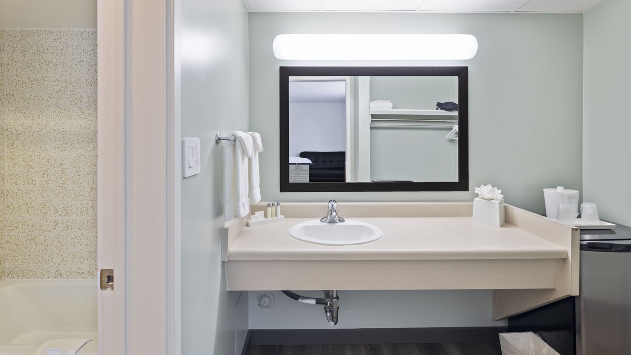Photo of Bathroom in Pacific - Edison