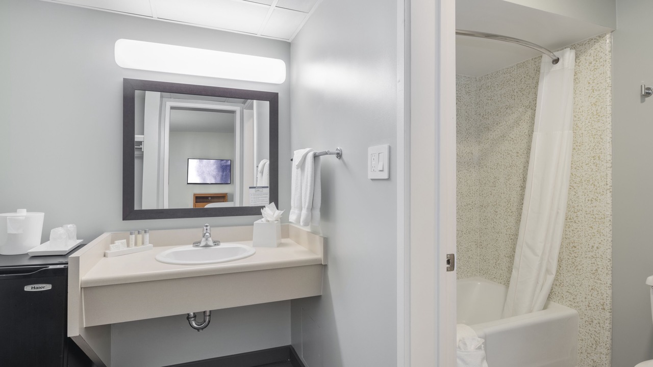 Photo of Bathroom in Pacific - Edison