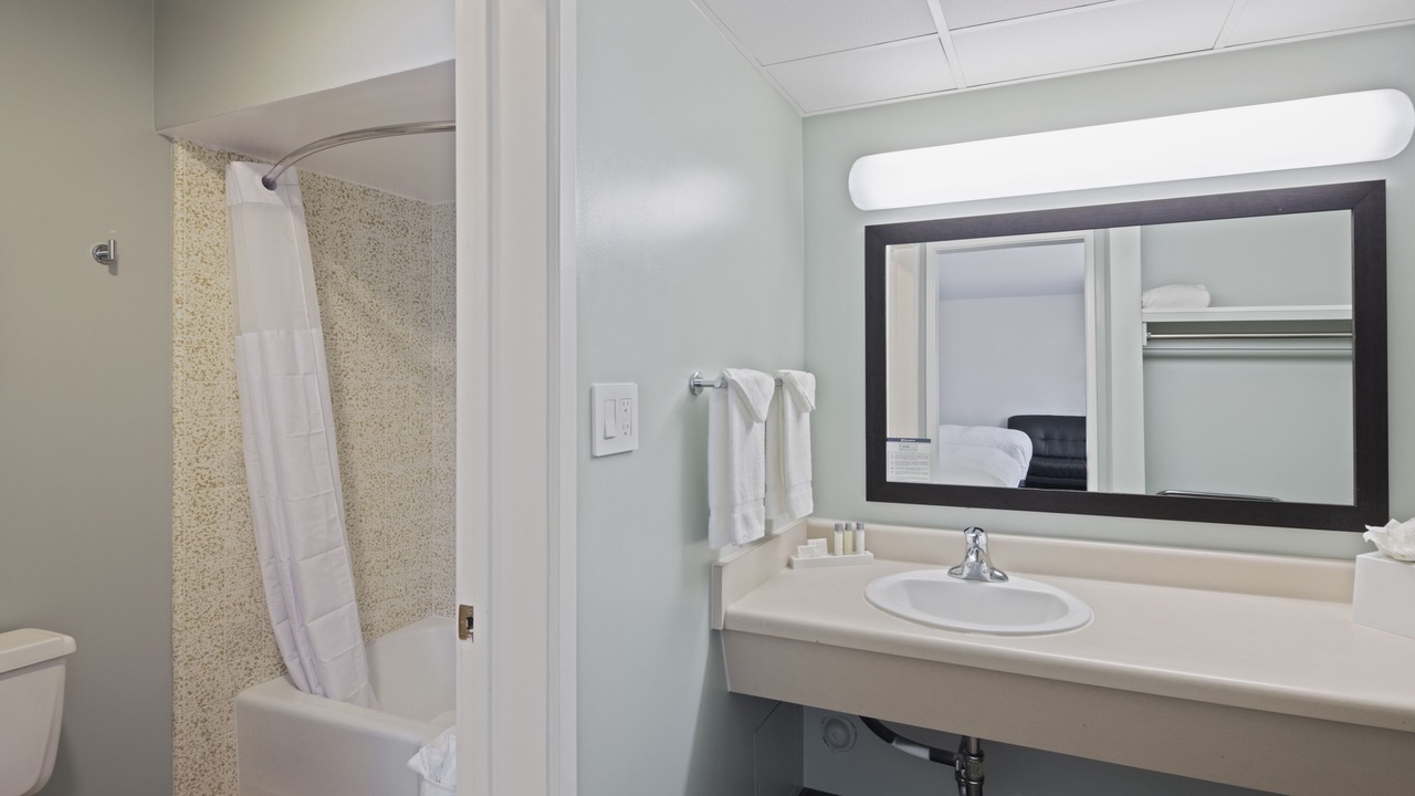 Photo of Bathroom in Pacific - Edison