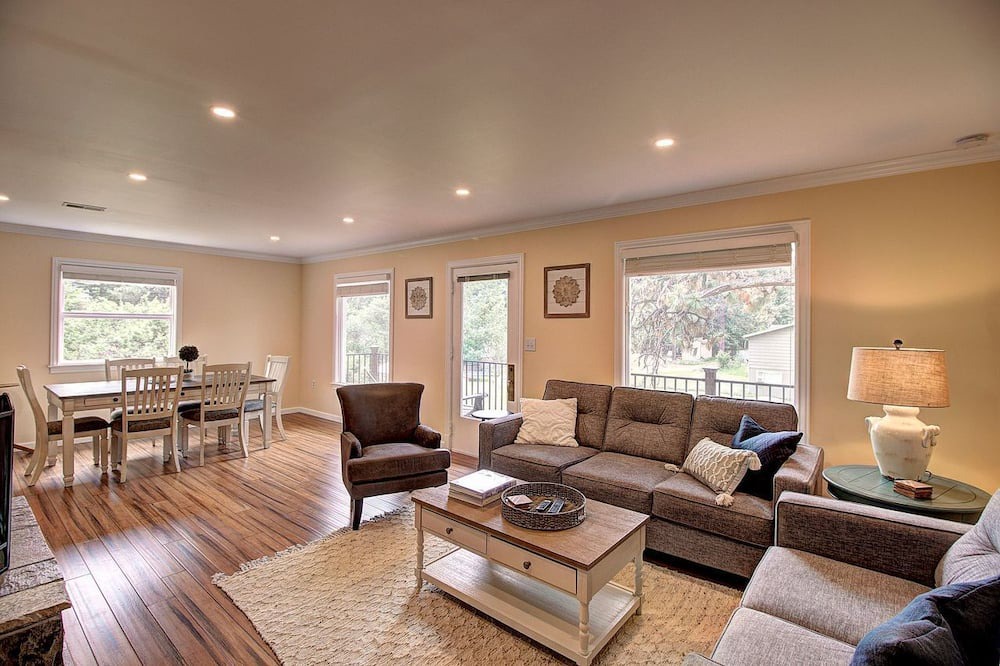 Photo of Livingroom in Woods Bay