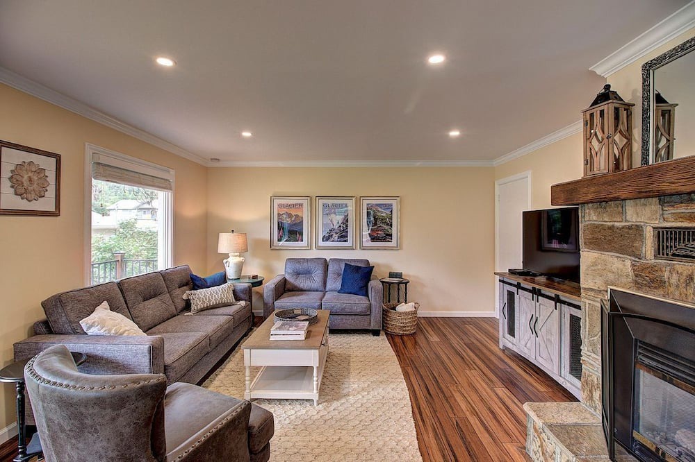 Photo of Livingroom in Woods Bay