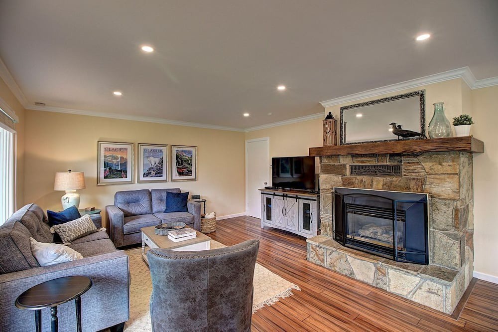 Photo of Livingroom in Woods Bay