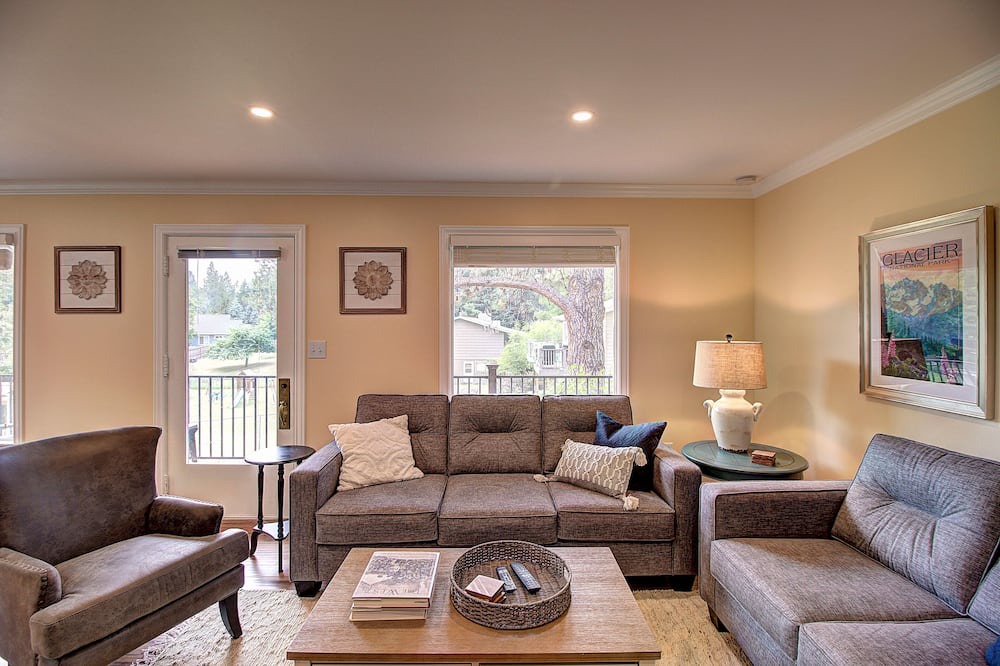 Photo of Livingroom in Woods Bay