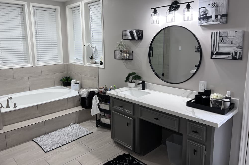 Photo of Bathroom in Pecan Grove