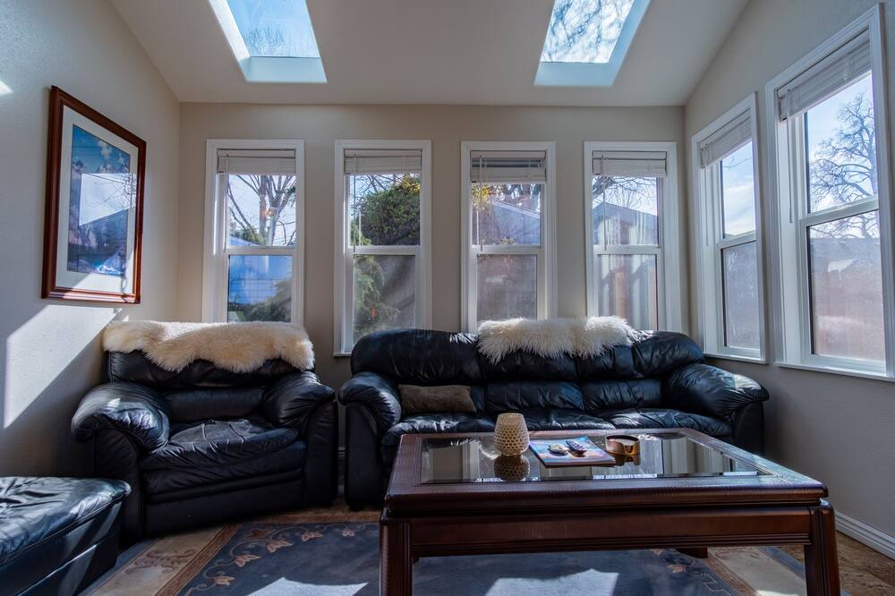 Photo of Livingroom in Depot Bench