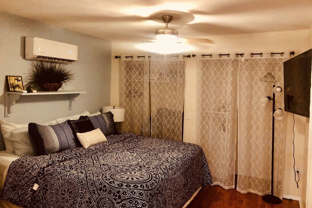 Photo of Bedroom in Depot Bench