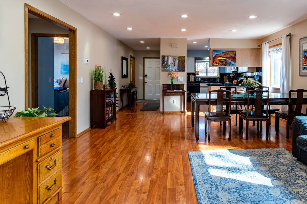 Photo of Livingroom in Depot Bench