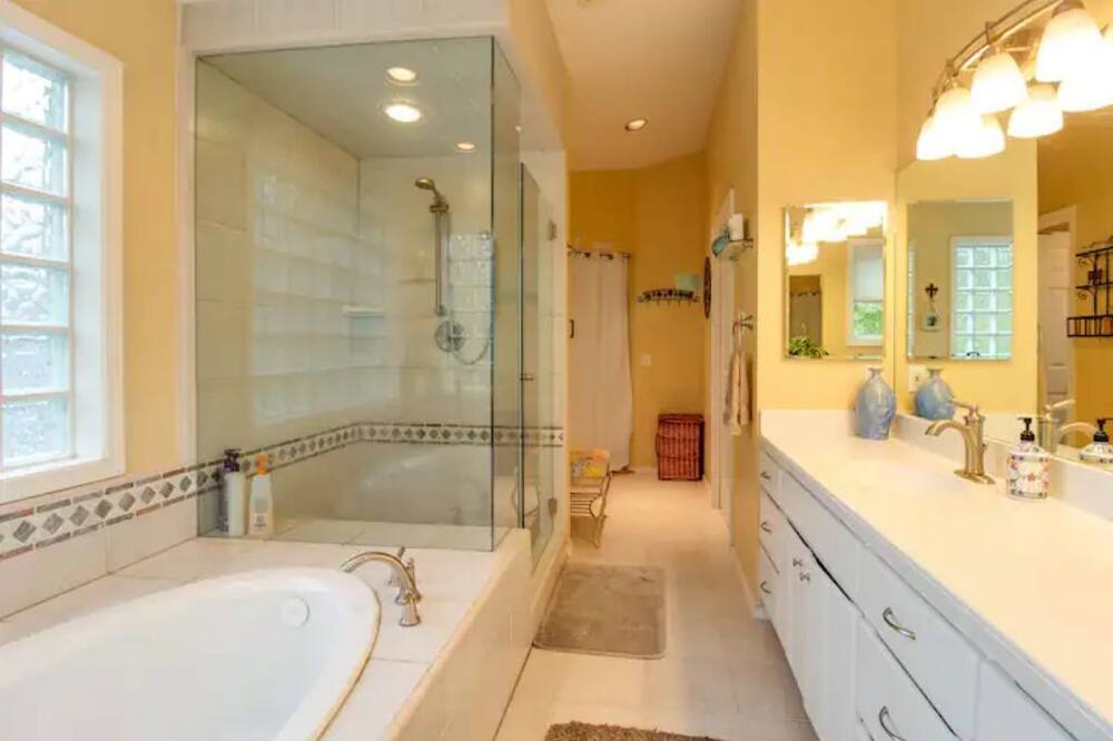 Photo of Bathroom in Orchard District