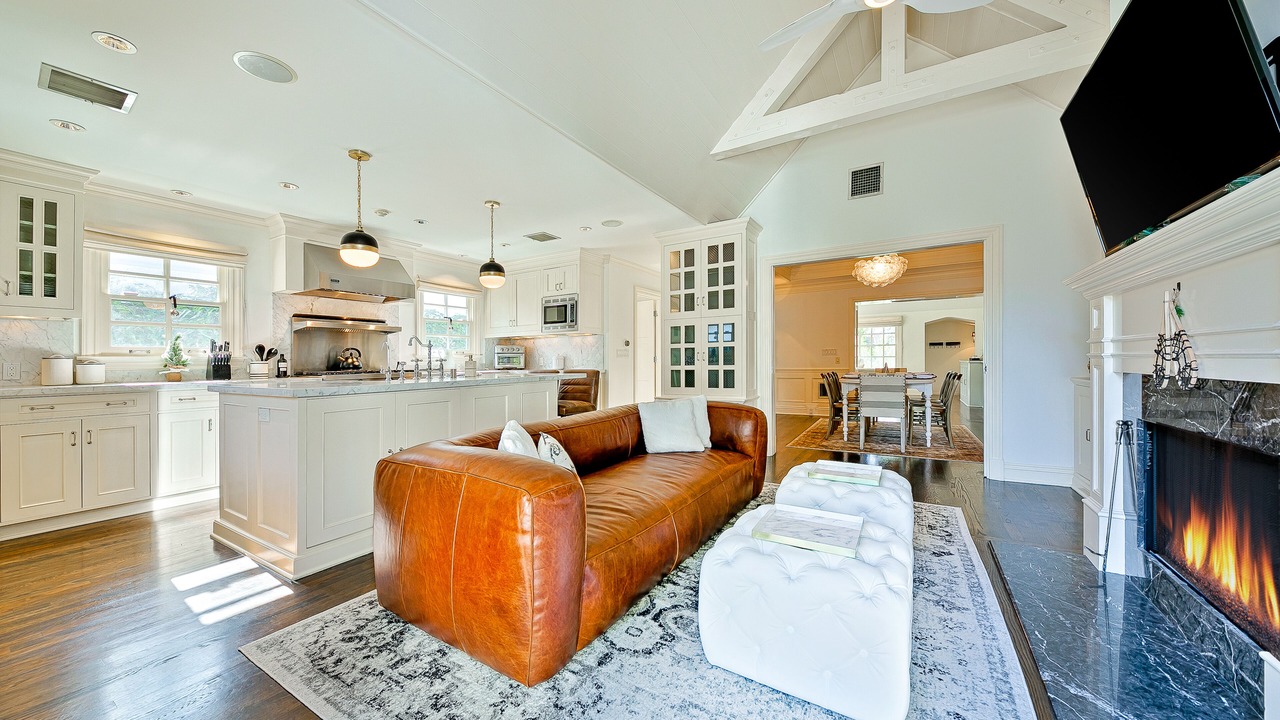 Photo of Livingroom in Greater Wilshire - Hancock Park