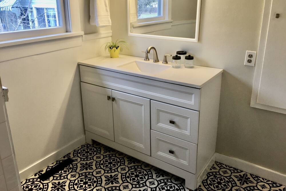 Photo of Bathroom in Garden District