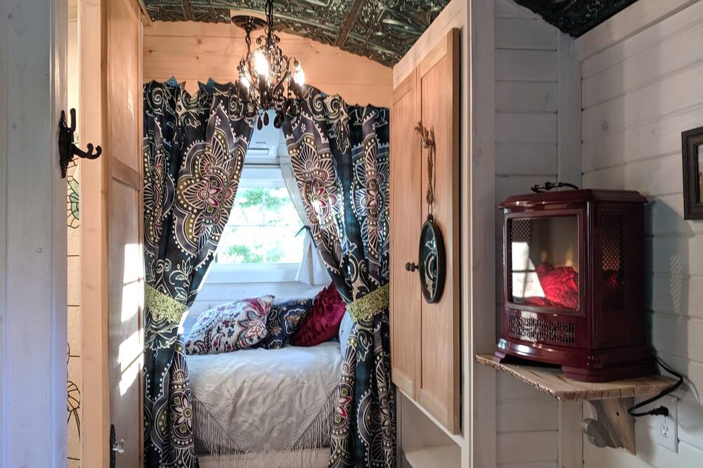 Photo of Bedroom in Salmon