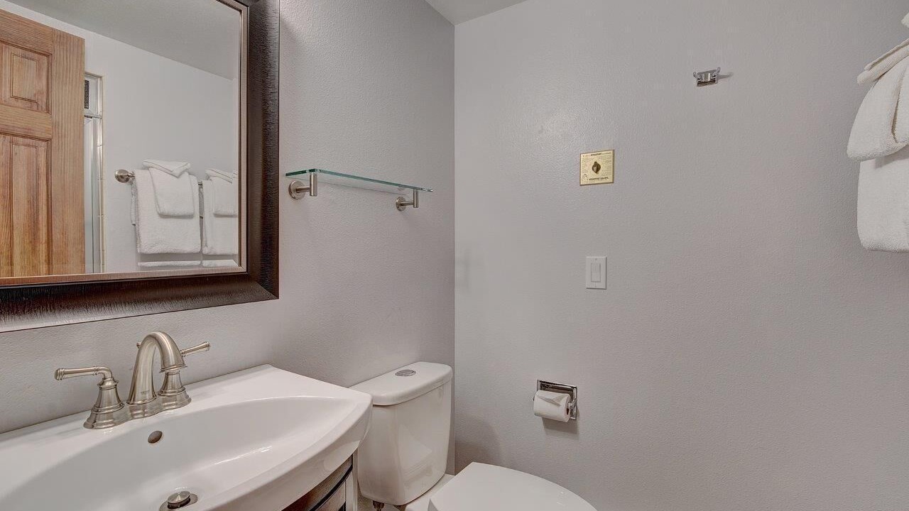 Photo of Bathroom in Four O'Clock