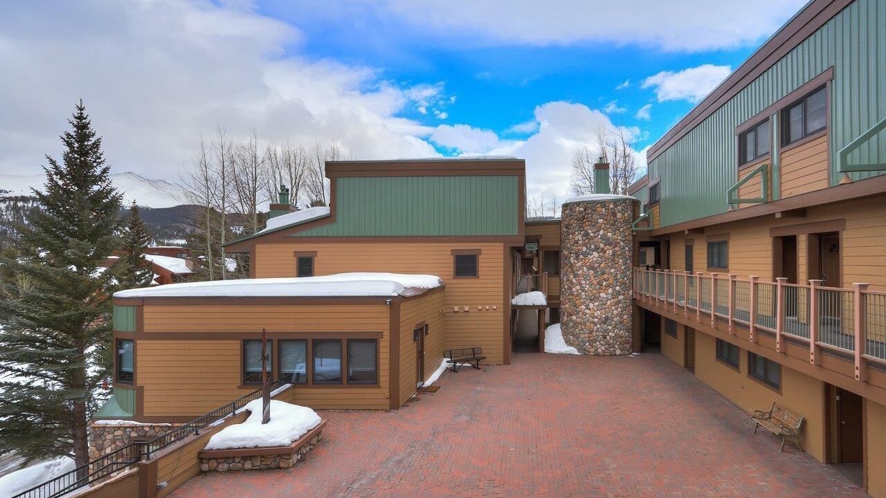 Photo of Outdoor in Four O'Clock
