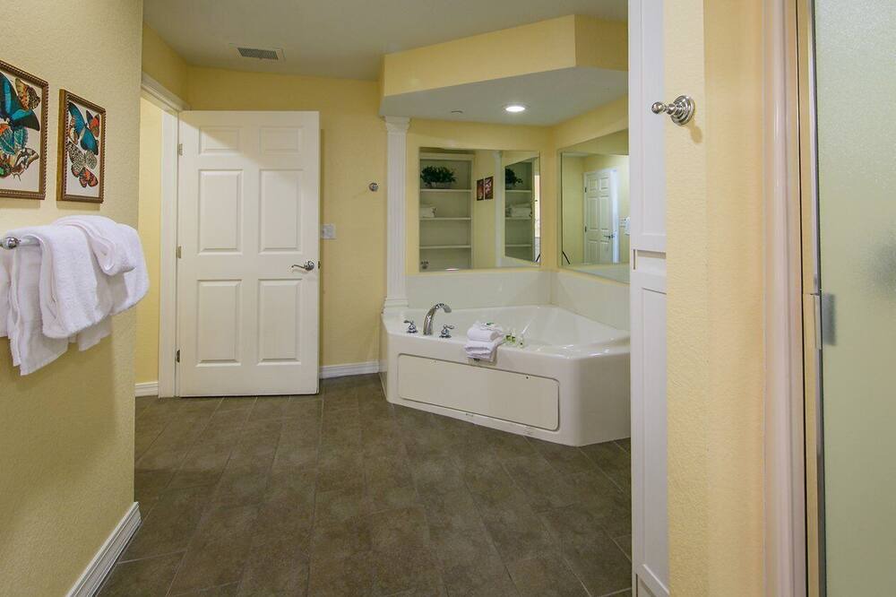 Photo of Bathroom in Canyon Lake