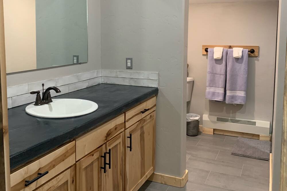 Photo of Bathroom in Island Park